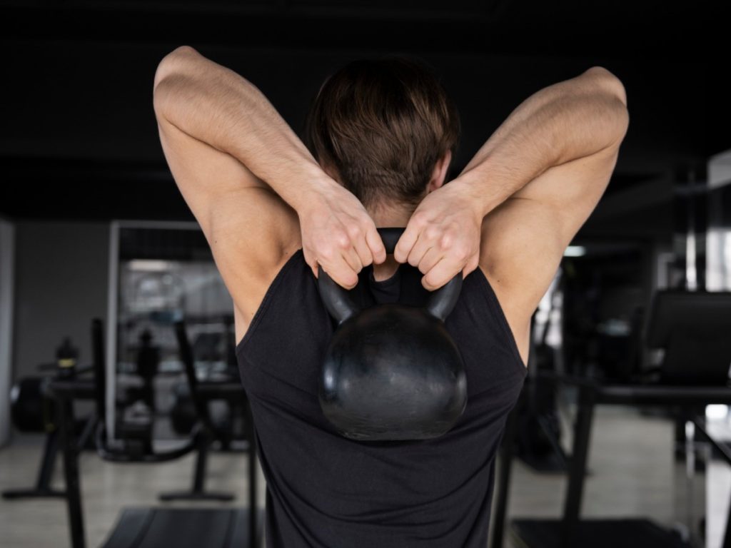 Ejercicios como el peso muerto requieren control, postura adecuada y supervisión para evitar daños en la espalda. Fotografía de referencia/ Freepik