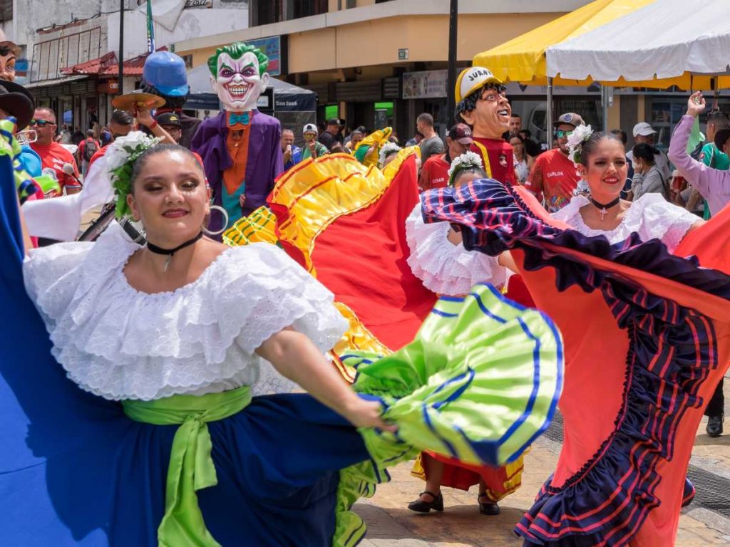 Costa Rica, donde la alegría, la cultura y los lazos comunitarios reflejan una forma de vida que impulsa el bienestar más allá de lo económico.