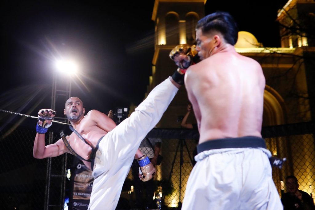 El venezolano Leonel Marín (i) pelea contra el costarricense Christopher Benavides en un torneo internacional en San Salvador (El Salvador). EFE