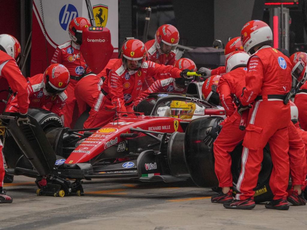 Los mecánicos trabajan en el coche del piloto británico de Ferrari, Lewis Hamilton, durante el Gran Premio de China de Fórmula 1 en el Circuito Internacional de Shanghái, el 15 de marzo de 2026. Foto AFP