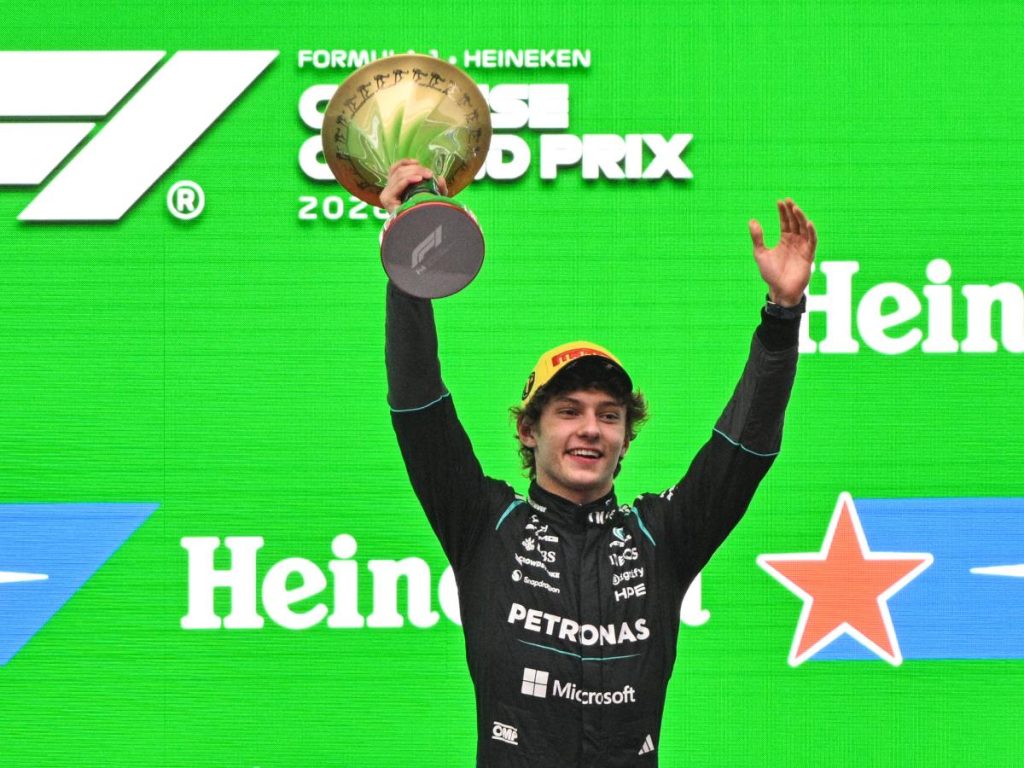 Kimi Antonelli celebra su victoria en el Gran Premio de China en la Fórmula 1. Foto AFP