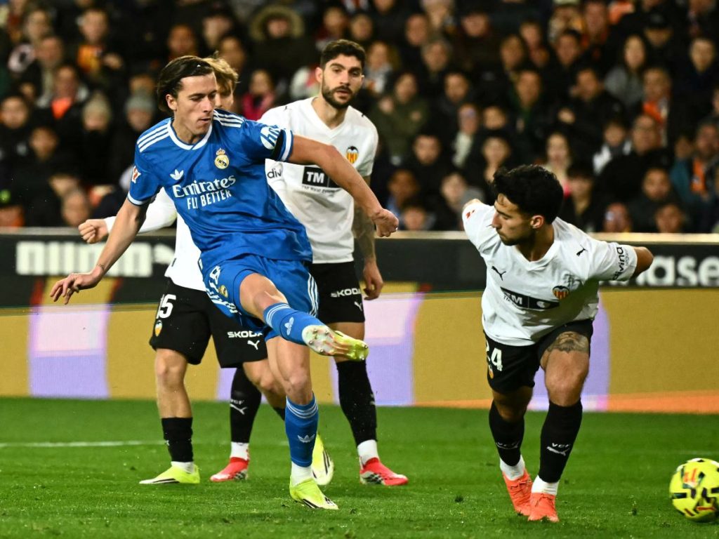 Álvaro Carreras, del Real Madrid, no jugará contra el Manchester City en Champions League. Foto AFP