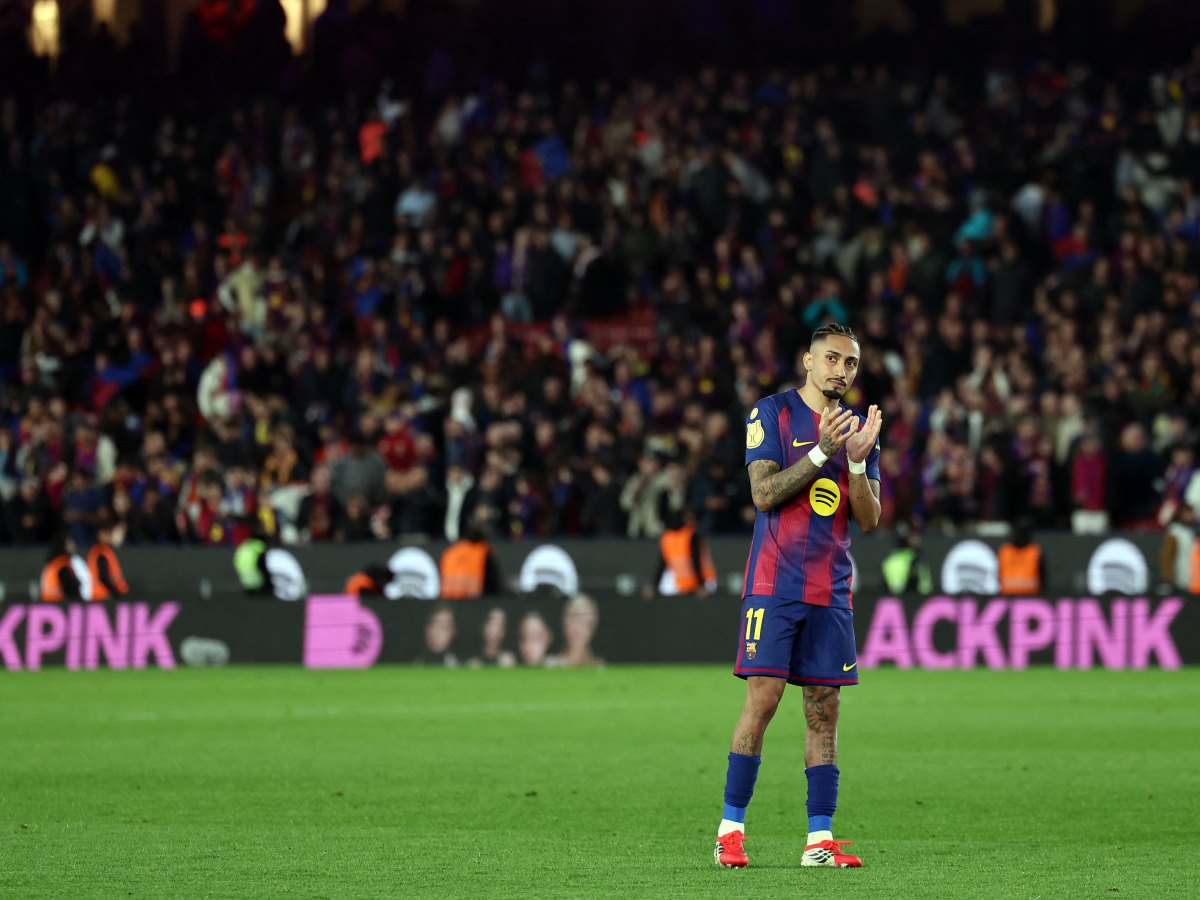Raphinha lamenta la eliminación del Barca ante el Atlético de Madrid en la Copa del Rey. Foto AFP