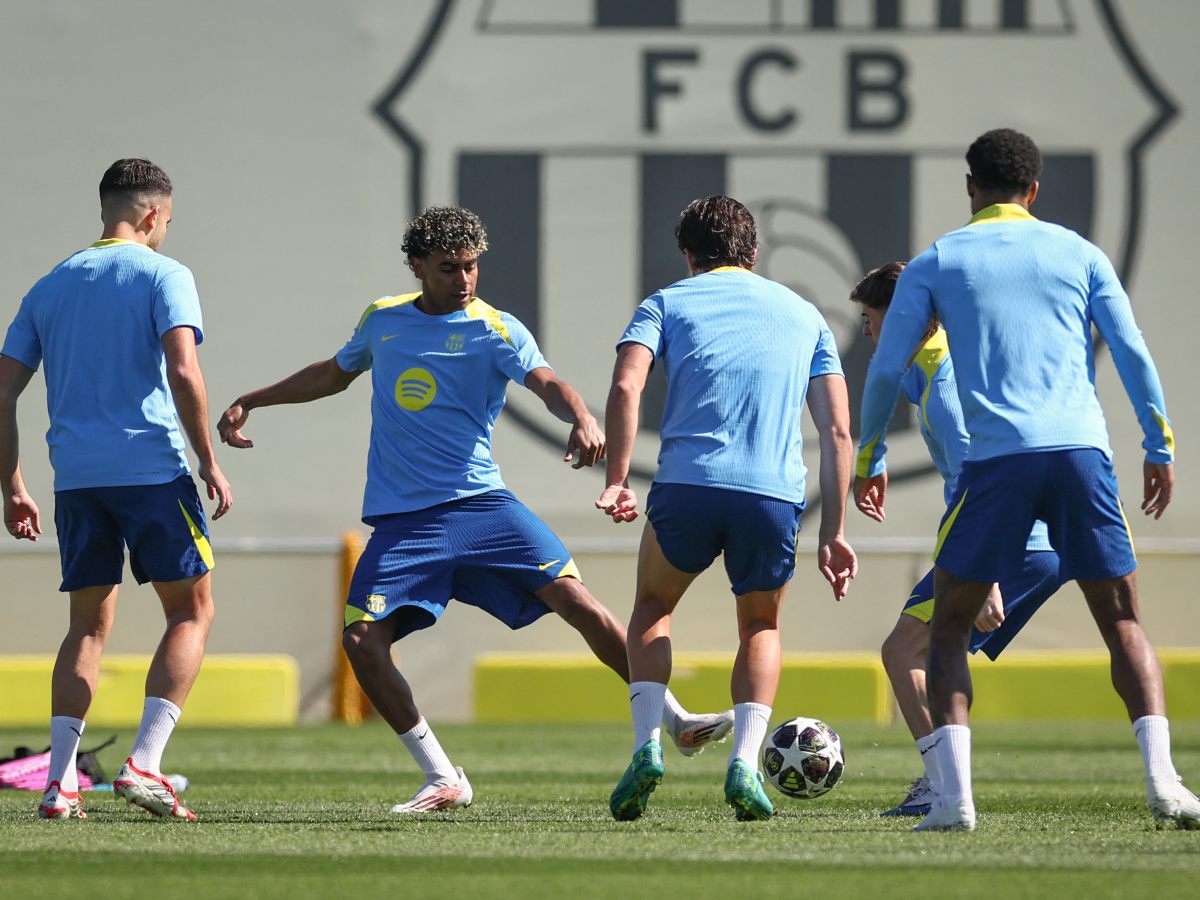 Lamine Yamal (medio) entrenando con el Barca de cara a partido de Champions League contra el Newcastle. Foto AFP
