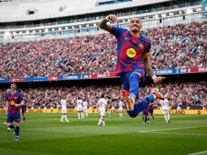 Raphinha celebra su hat-trick con el Barcelona. Foto AFP