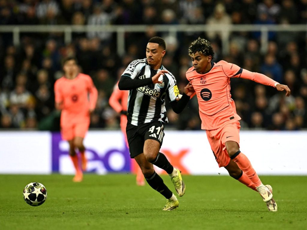 Jacob Ramsey (izq.) marca a Lamine Yamal en partido de Champions League. Foto AFP