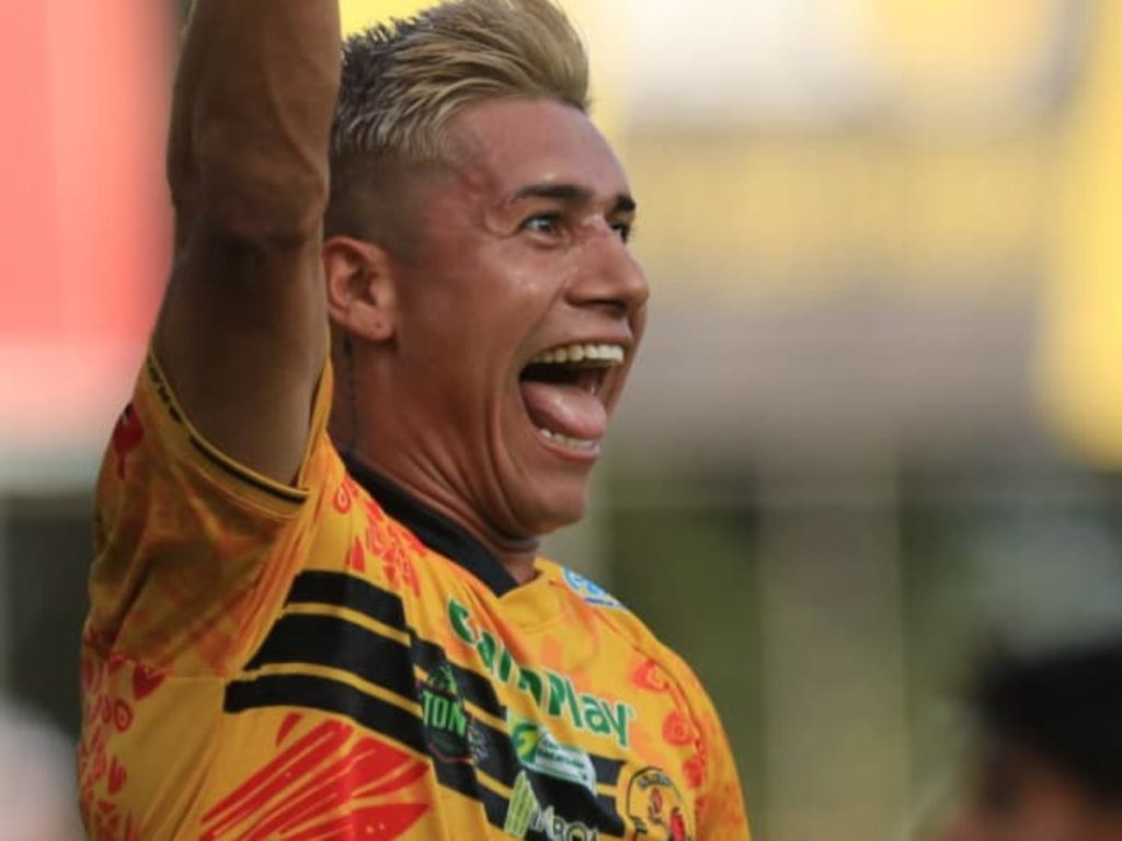 Carlos Bogotá celebra su gol con Platense ante el Águila. Foto FB Platense