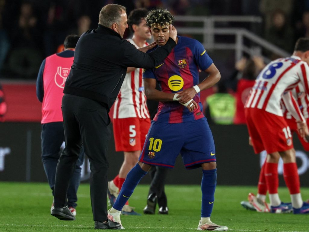 Hansi Flick consola a Lamine Yamal después de que el Barcelona quedara eliminada ante el Atlético de Madrid. Foto AFP