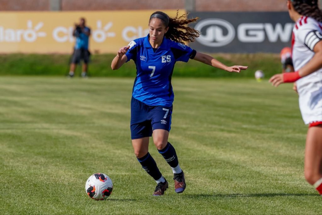 Danielle Fuentes en partido de la Selecta Femenina ante Perú. Foto Cortesía FESFUT