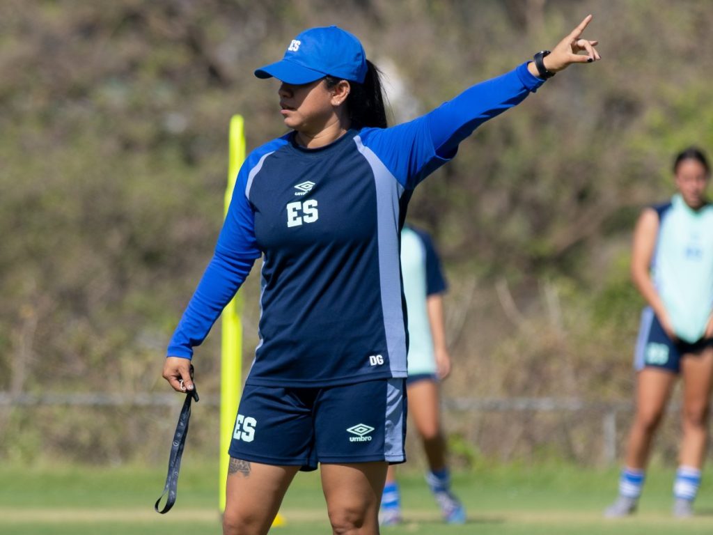 Debbie Gómez, técnica de la Selecta Femenina Sub-17. Foto X Selecta