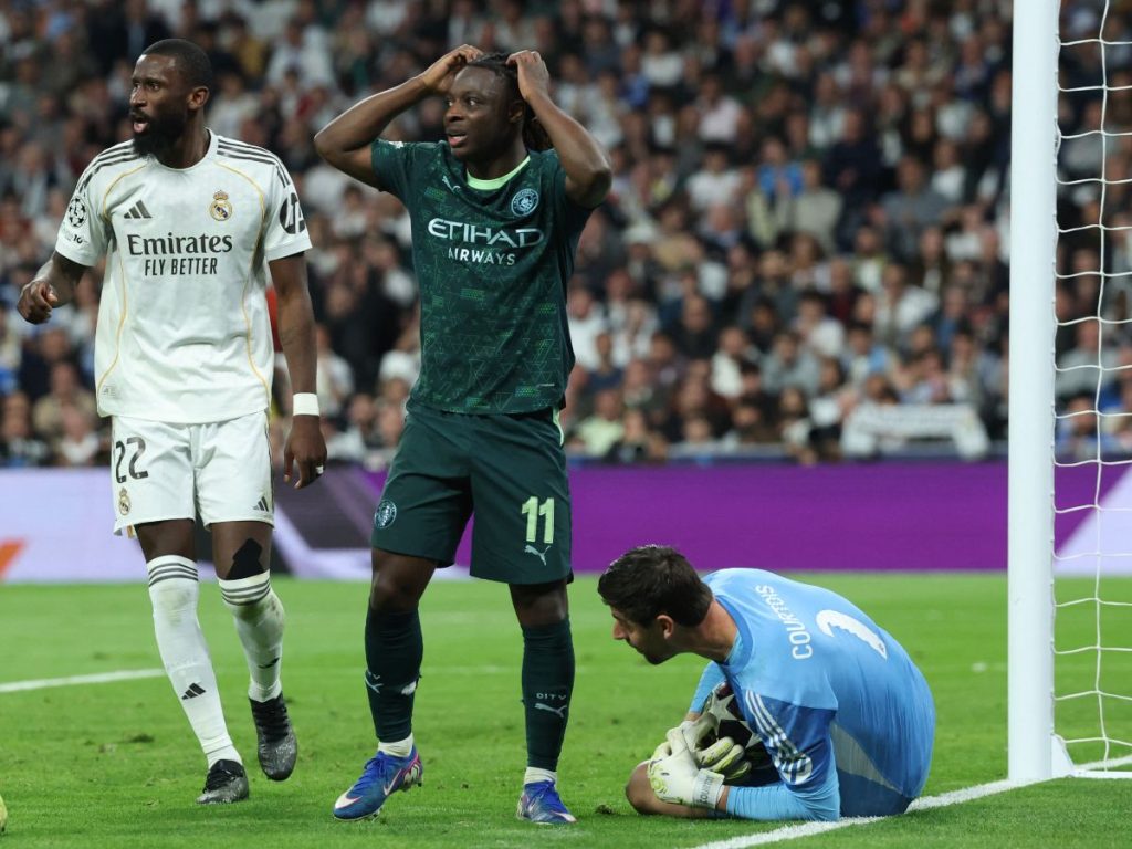 Jeremy Doku, del Manchester City, lamenta la derrota ante el Real Madrid en la Champions League. Foto AFP