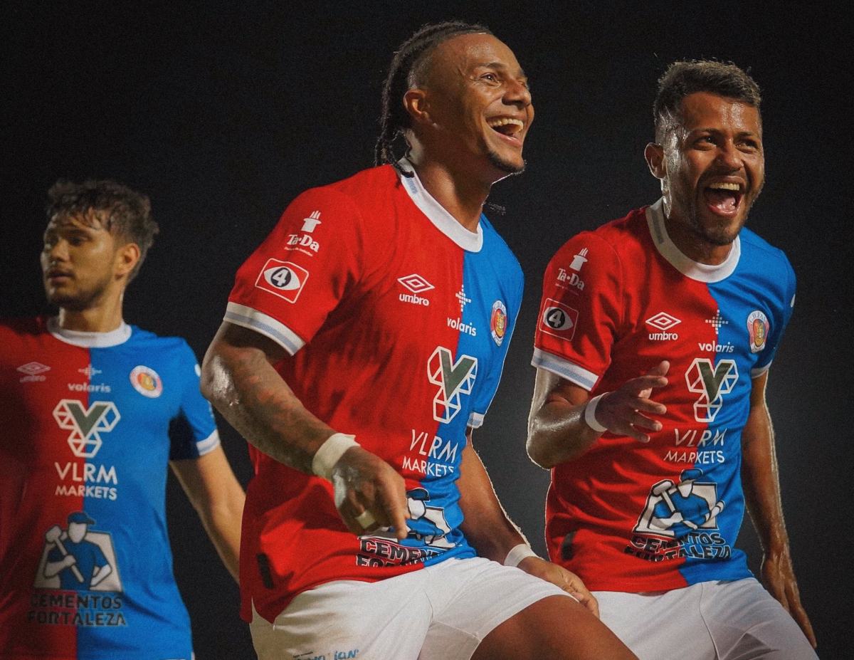 Edgard Medrano (cent) celebra su gol con FAS ante Metapán. Foto X FAS