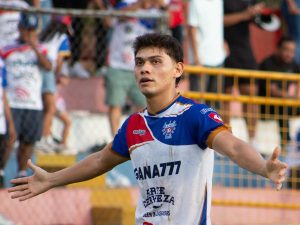 Elías Gumero celebra gol de Firpo ante Águila. Foto X Firpo