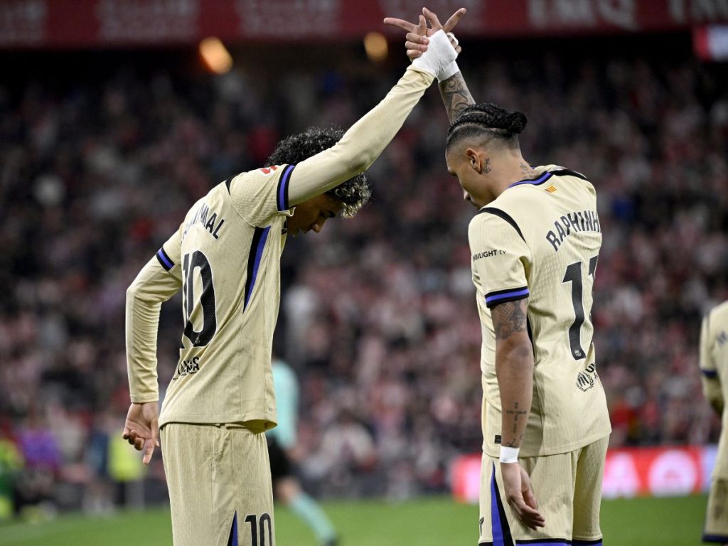 Lamine Yamal (izq.) y Raphinha celebran la victoria del Barca ante el Athletic Bilbao. Foto AFP