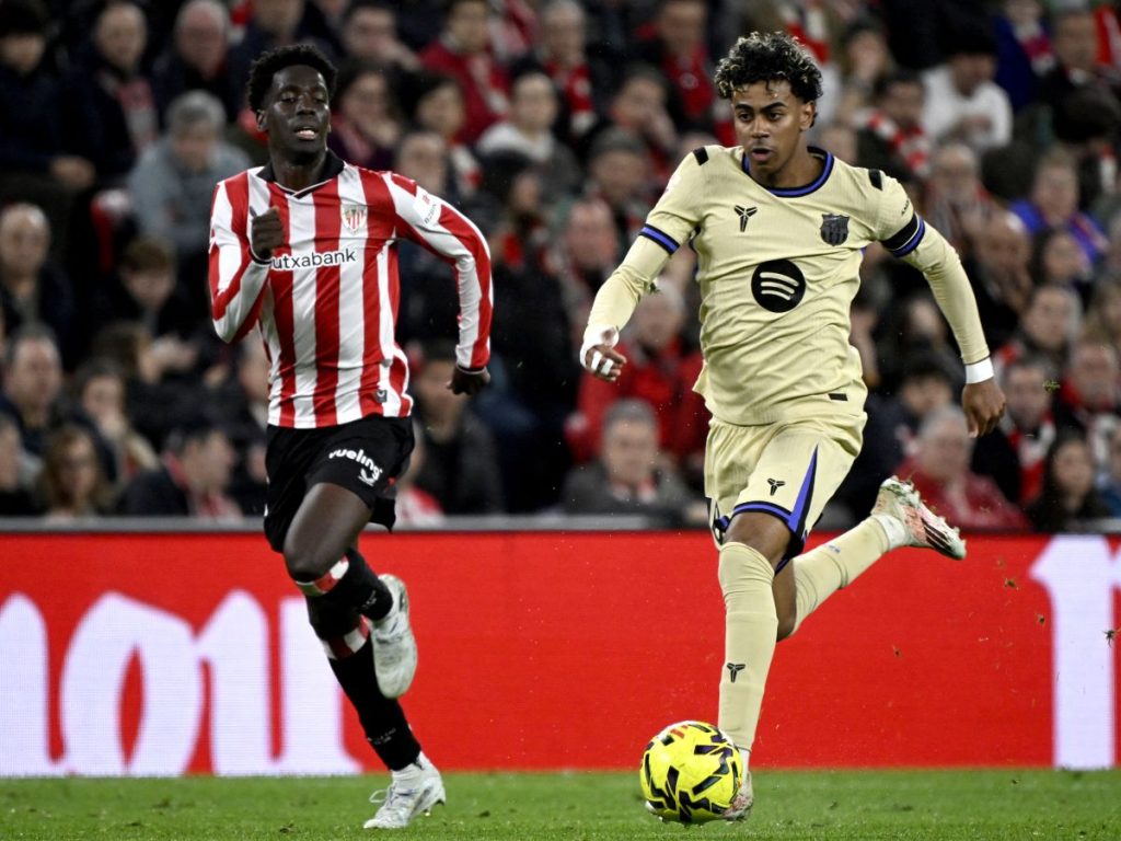 Lamine Yamal (der.) controla balón contra el Athletic Bilbao. Foto AFP