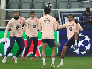 Lamine Yamal (der.) entrena con Barcelona para partido de Champions League ante el Newcastle. Foto AFP