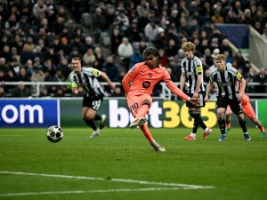 Lamine Yamal anotando de penal contra el Newcastle en la Champions League. Foto AFP
