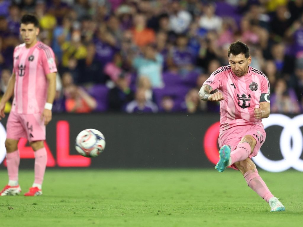 Lionel Messi anotando gol con el Inter Miami ante el Orlando City. Foto AFP