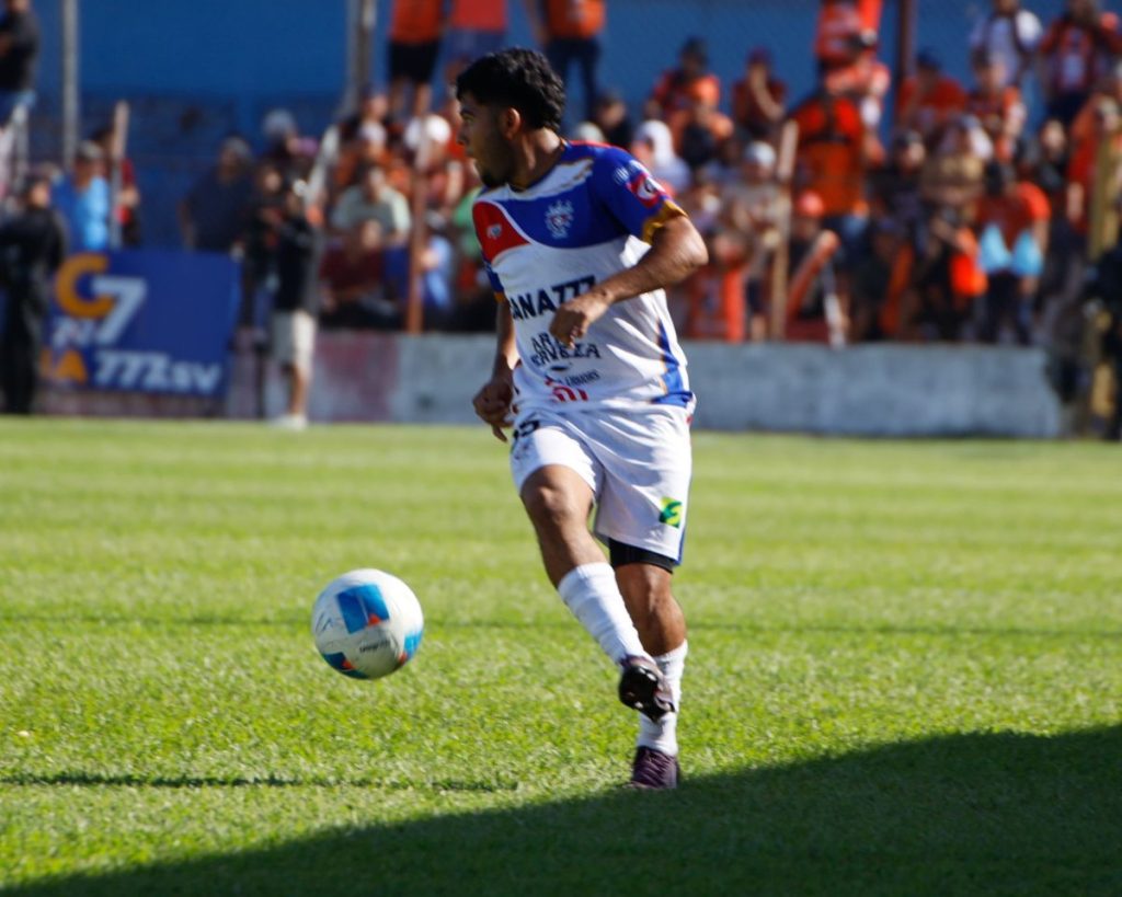 Nelson "Chicharito" Díaz con Firpo ante Águila. Foto X Firpo