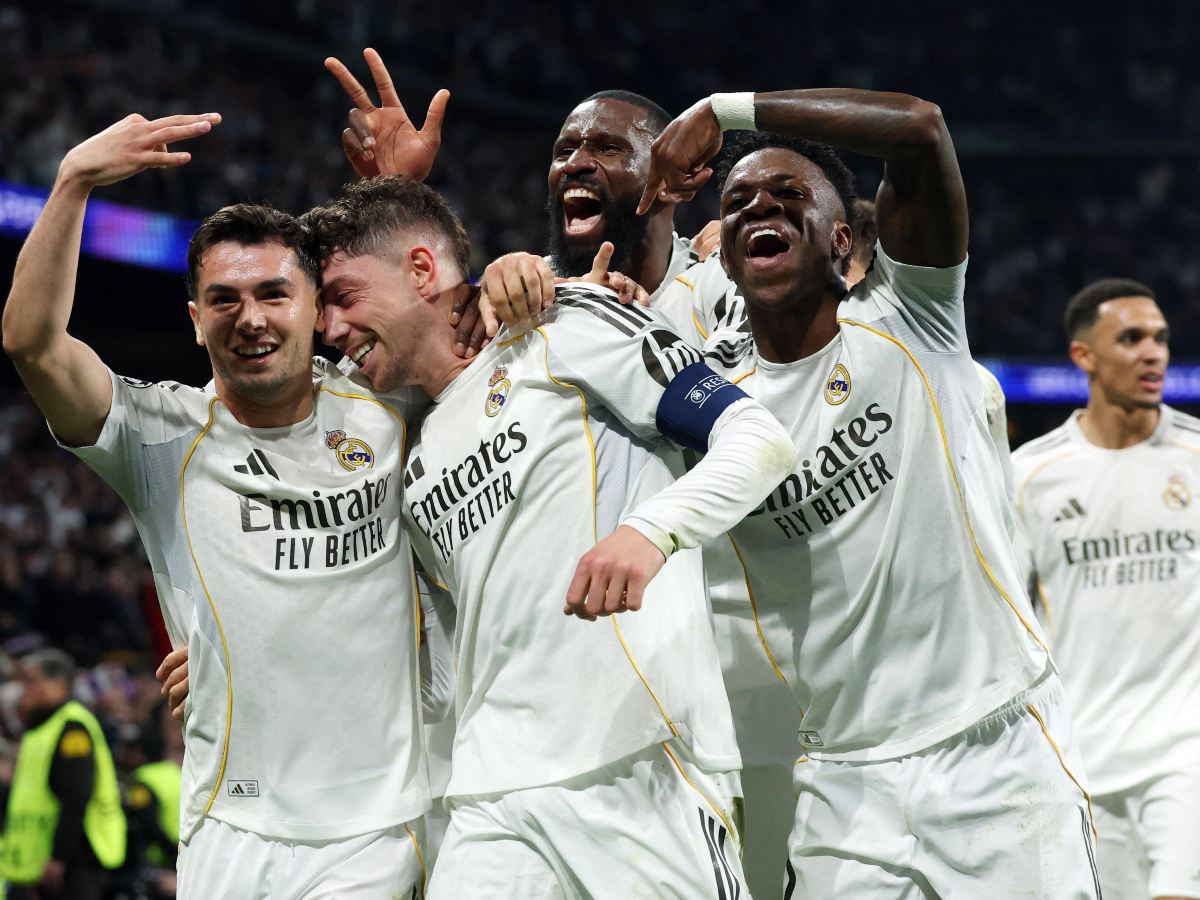 Fede Valverde (21) celebra su hat-trick con sus compañeros en la goleada del Real Madrid ante el Manchester City en la Champions League. Foto AFP