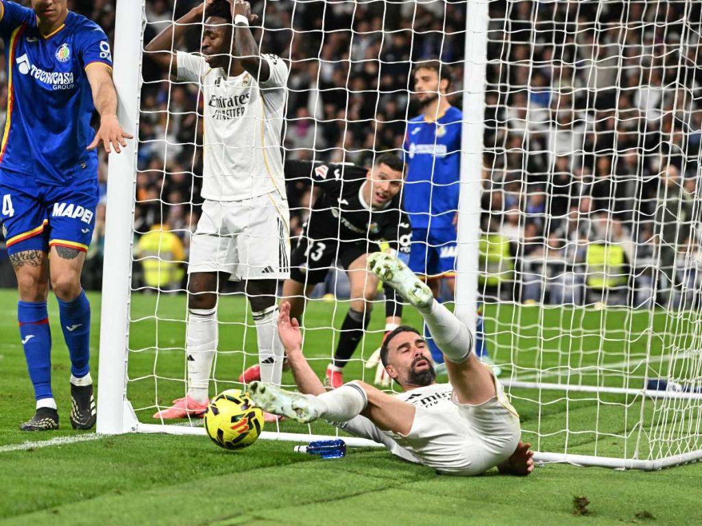 Vinicius y Dani Carvajal lamentan la derrota del Real Madrid ante el Getafe. Foto AFP