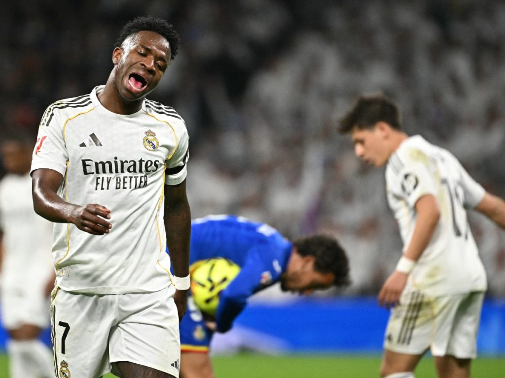 Vinicius lamenta la derrota del Real Madrid ante el Getafe. Foto AFP