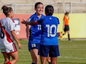 Elizabeth Johannes (11), celebra victoria de la Selecta Femenina contra Perú con Brenda Cerén (10). Foto Cortesía FESFUT