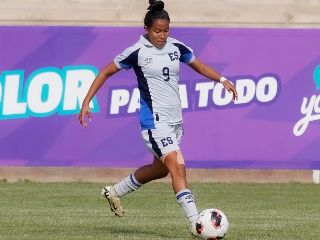 A. López de la Selecta Femenina contra Perú. Foto Cortesía FESFUT