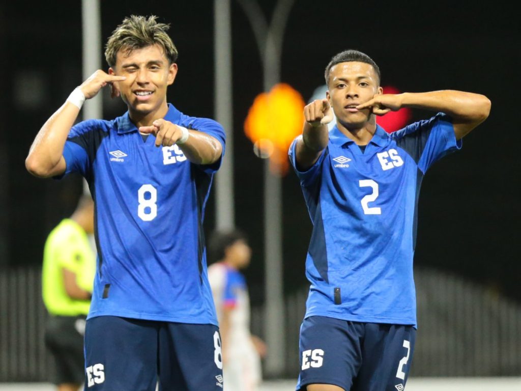 Johann Ortíz (izq.) y Jonathan López celebran victoria de Selecta Sub-20 ante Belice. Foto X Selecta