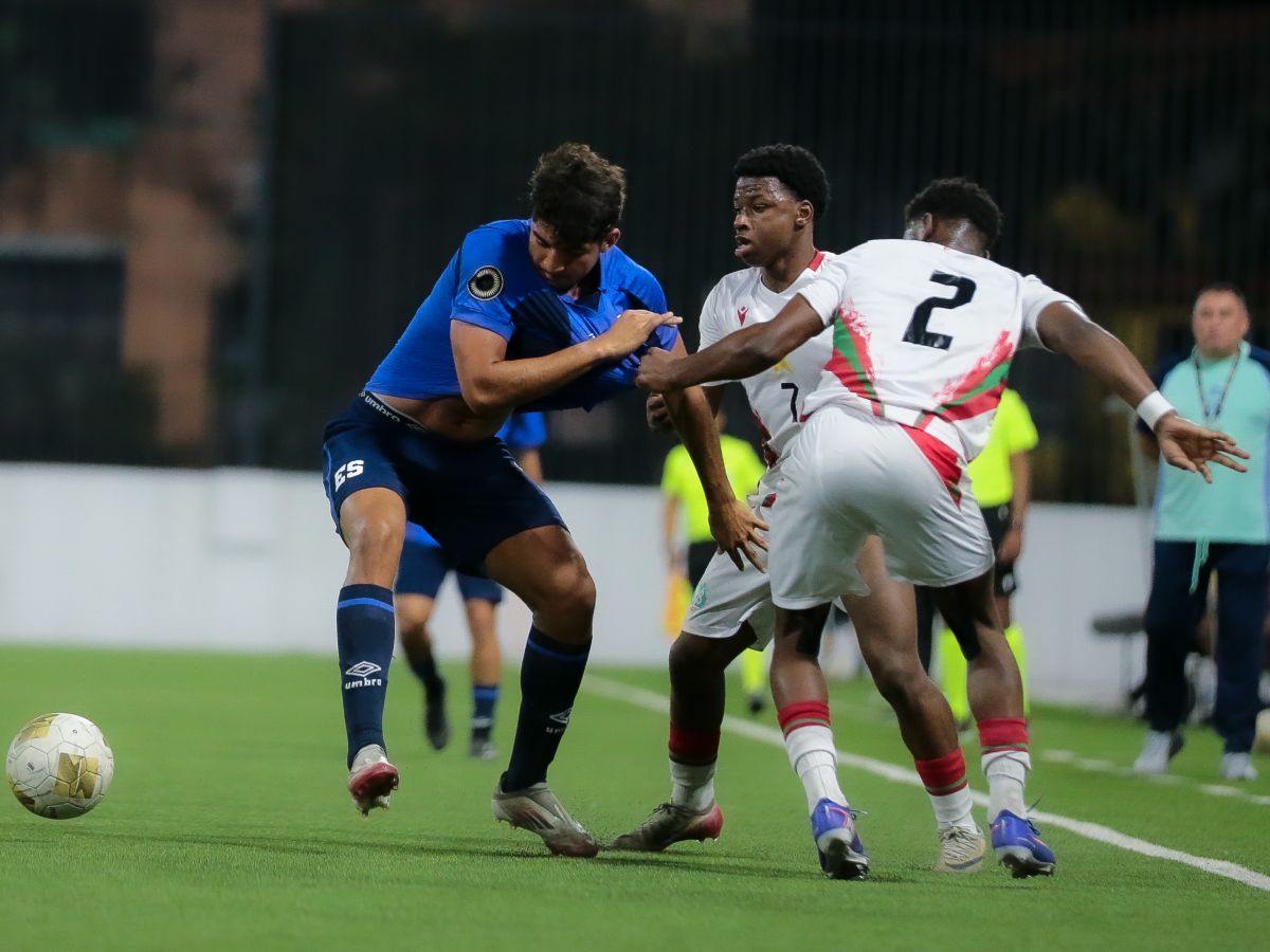 Luis Tobar, de la Selecta Sub-20, es marcado por defensa de Surinam. Foto FESFUT