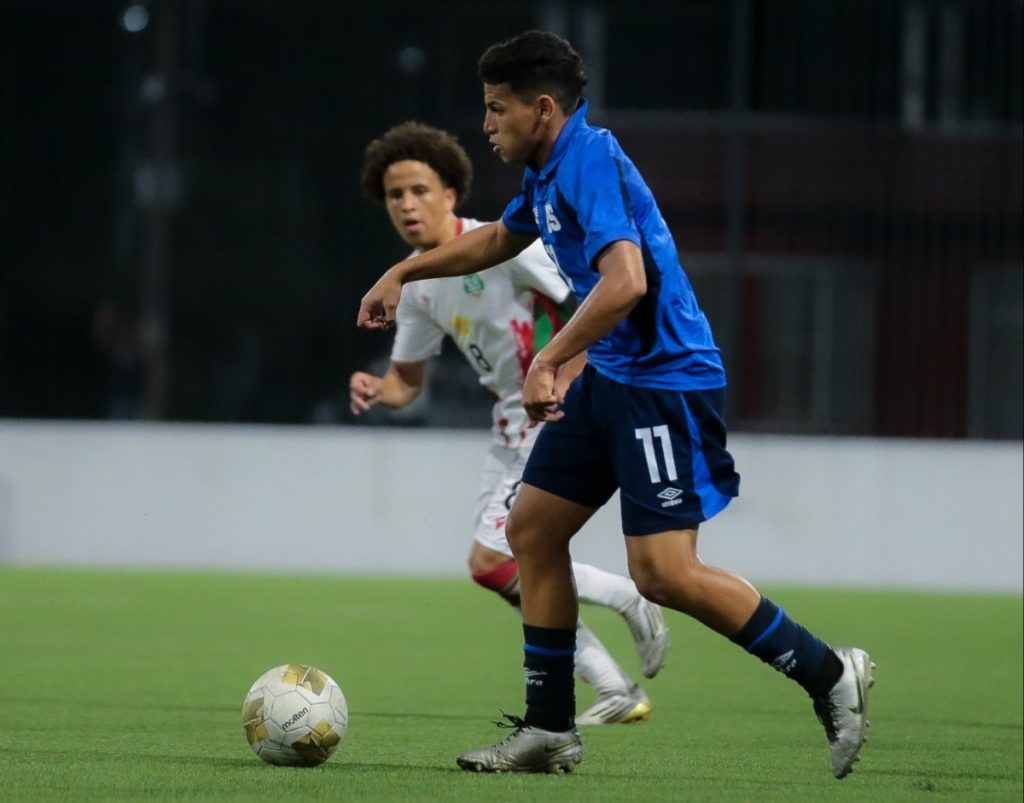 Uriel Miranda de Selecta Sub-20 controla balón contra defensa de Surinam. Foto Cortesía FESFUT