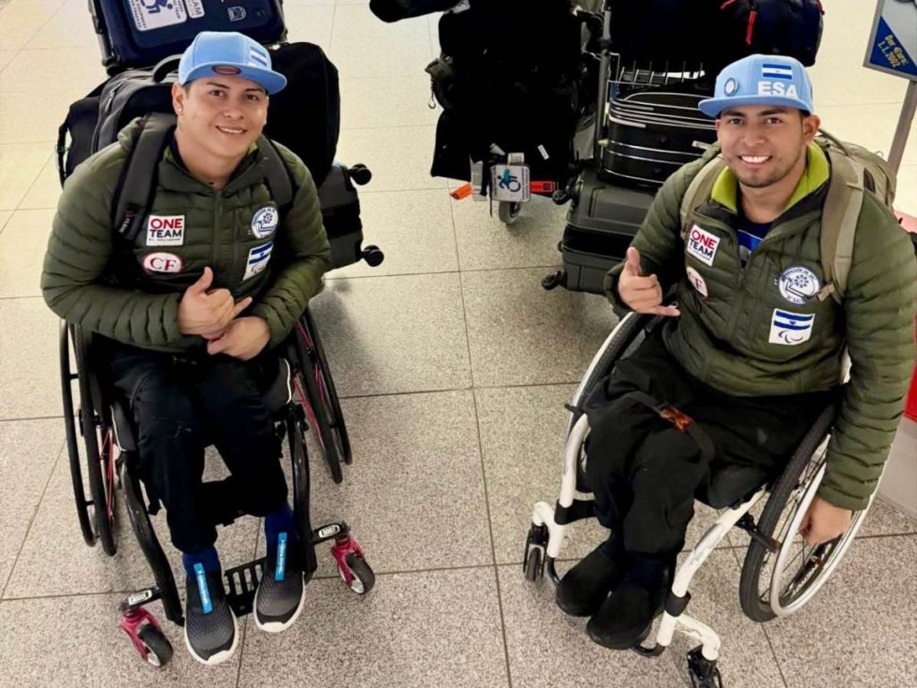 David Chávez (der.) y Jonathan Arias (izq.) en el aeropuerto de El Salvador rumbo a Italia. Foto Cortesía INDES