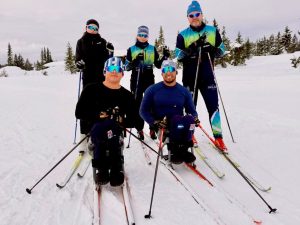 David Chávez (der.) y Jonathan Arias (izq.) en el aeropuerto de El Salvador rumbo a Italia. Foto Cortesía INDES