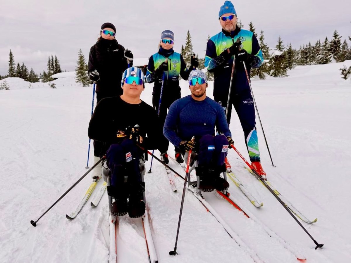 David Chávez (der.) y Jonathan Arias (izq.) en el aeropuerto de El Salvador rumbo a Italia. Foto Cortesía INDES