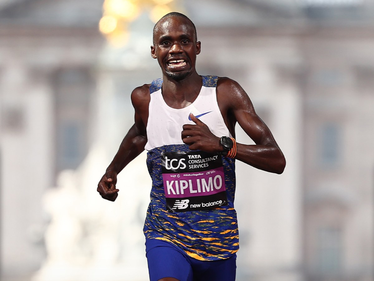 El ugandés Jacob Kiplimo bate el récord del mundo de medio maratón en Lisboa. Foto EFE