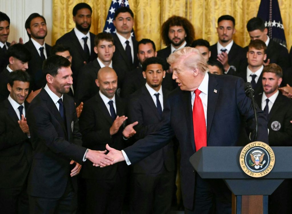 El presidente de Estados Unidos, Donald Trump, estrecha la mano de la estrella argentina Lionel Messi durante un evento para el Inter Miami CF, ganador de la Copa de la Major League Soccer 2025, en el Salón Este de la Casa Blanca en Washington, DC, el 5 de marzo de 2026. (Foto de ANDREW CABALLERO-REYNOLDS / AFP)