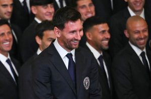 El delantero argentino del Inter de Miami, Lionel Messi, y sus compañeros escuchan al presidente de Estados Unidos, Donald Trump, durante un evento en honor a los ganadores de la Copa de la Major League Soccer de 2025, en el Salón Este de la Casa Blanca en Washington, DC, el 5 de marzo de 2026. (Foto de ANDREW CABALLERO-REYNOLDS / AFP)
