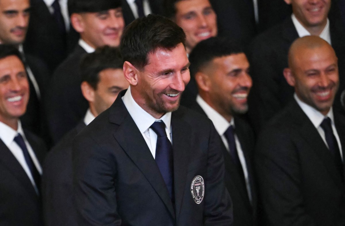 El delantero argentino del Inter de Miami, Lionel Messi, y sus compañeros escuchan al presidente de Estados Unidos, Donald Trump, durante un evento en honor a los ganadores de la Copa de la Major League Soccer de 2025, en el Salón Este de la Casa Blanca en Washington, DC, el 5 de marzo de 2026. (Foto de ANDREW CABALLERO-REYNOLDS / AFP)
