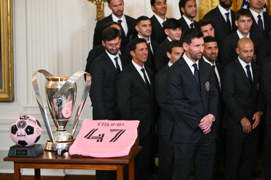 El astro argentino Lionel Messi escucha al presidente estadounidense Donald Trump durante un evento para el Inter Miami CF, ganador de la Major League Soccer Cup 2025, en el Salón Este de la Casa Blanca en Washington, DC, el 5 de marzo de 2026. (Foto de ANDREW CABALLERO-REYNOLDS / AFP)
