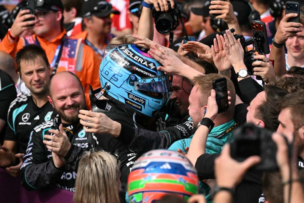 El piloto británico de Mercedes, George Russell (C), celebra su victoria en el Gran Premio de Australia de Fórmula Uno en el Circuito Albert Park de Melbourne el 8 de marzo de 2026. (Foto de WILLIAM WEST / AFP)