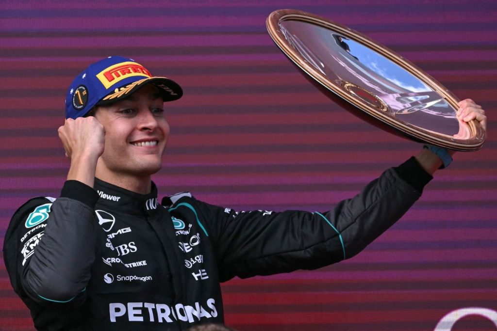 El piloto británico de Mercedes, George Russell, celebra en el podio tras ganar el Gran Premio de Australia de Fórmula Uno en el Circuito Albert Park de Melbourne el 8 de marzo de 2026. (Foto de WILLIAM WEST / AFP)