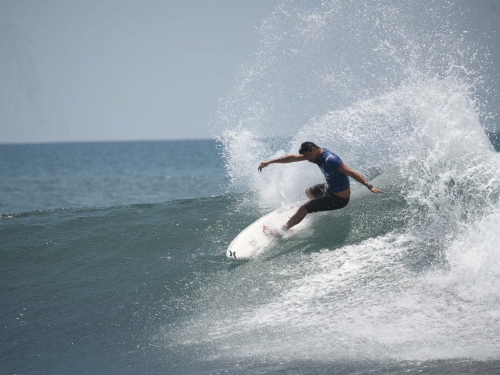 Bryan Pérez surfeando en el World Surfing League 2025. Foto Cortesía