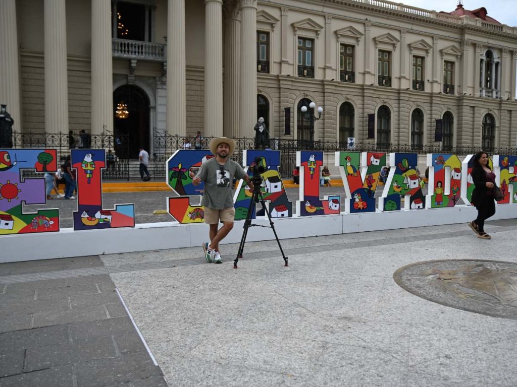 Moisés Linares grabando parte del documental en el Centro Histórico. Foto Cortesía