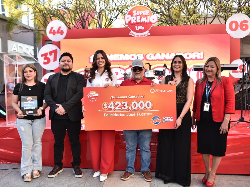 José Fuentes recibe el SuperPremio de $423,000 entregado por LOTO durante un evento realizado en Metrocentro San Salvador.
