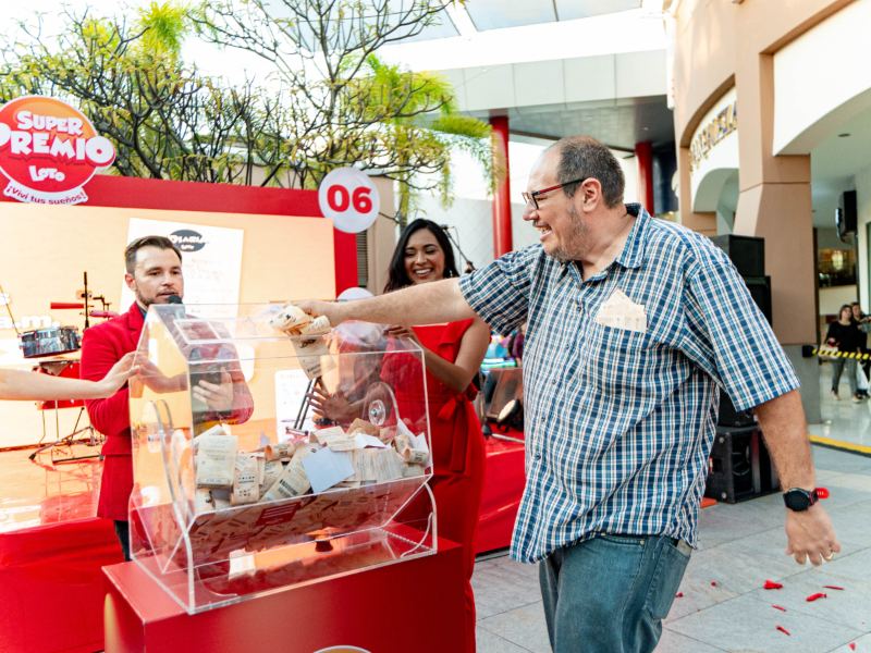 Tómbola utilizada para seleccionar a los ganadores de las dinámicas del evento. Foto: elsalvador.com