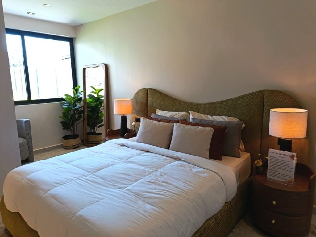 El desarrollo se ubica dentro del distrito Las Ramblas, una zona que se consolida como corredor de crecimiento urbano en Santa Tecla.