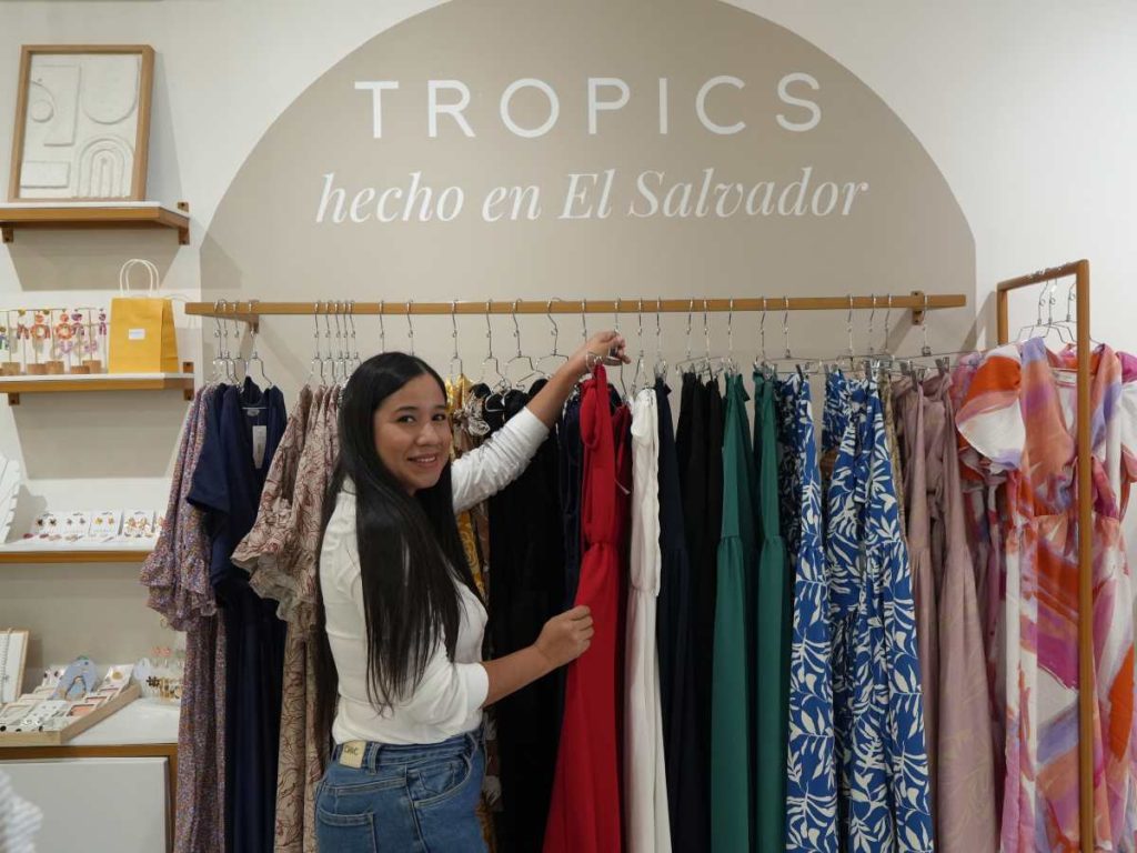 Actualmente cerca del 40% de las prendas que vende la marca se producen en El Salvador.