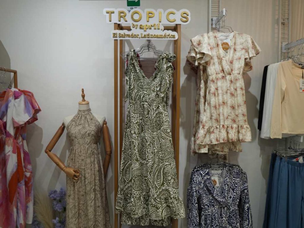 Los vestidos son una de las piezas más populares dentro de la producción local de April.