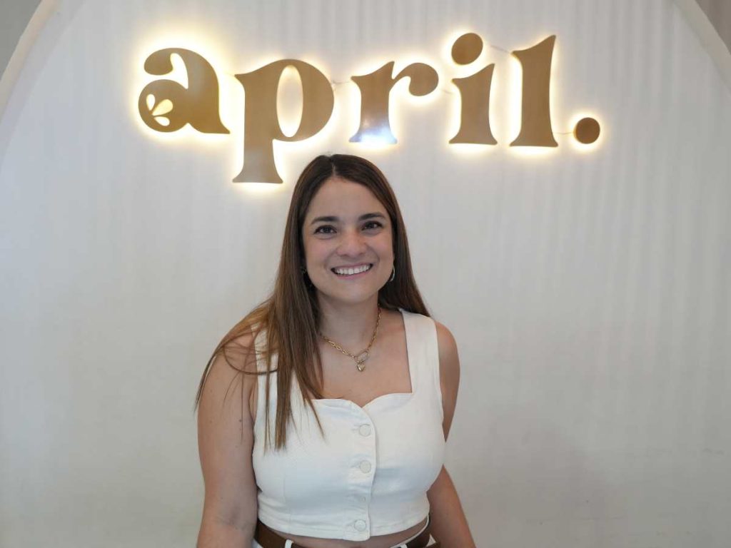 April nació como un pequeño emprendimiento digital y con el tiempo abrió sus primeras tiendas físicas en San Salvador.