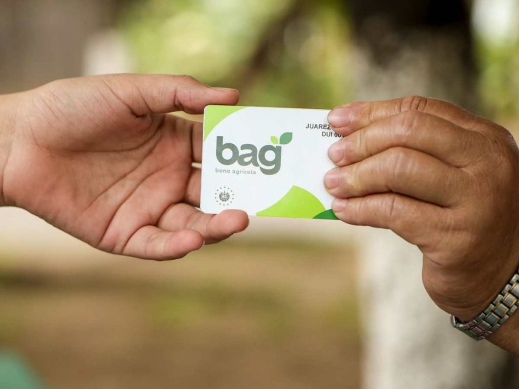 El Bono Agrícola entrega una recarga de $75 en una tarjeta que puede usarse para comprar insumos en agroservicios autorizados.